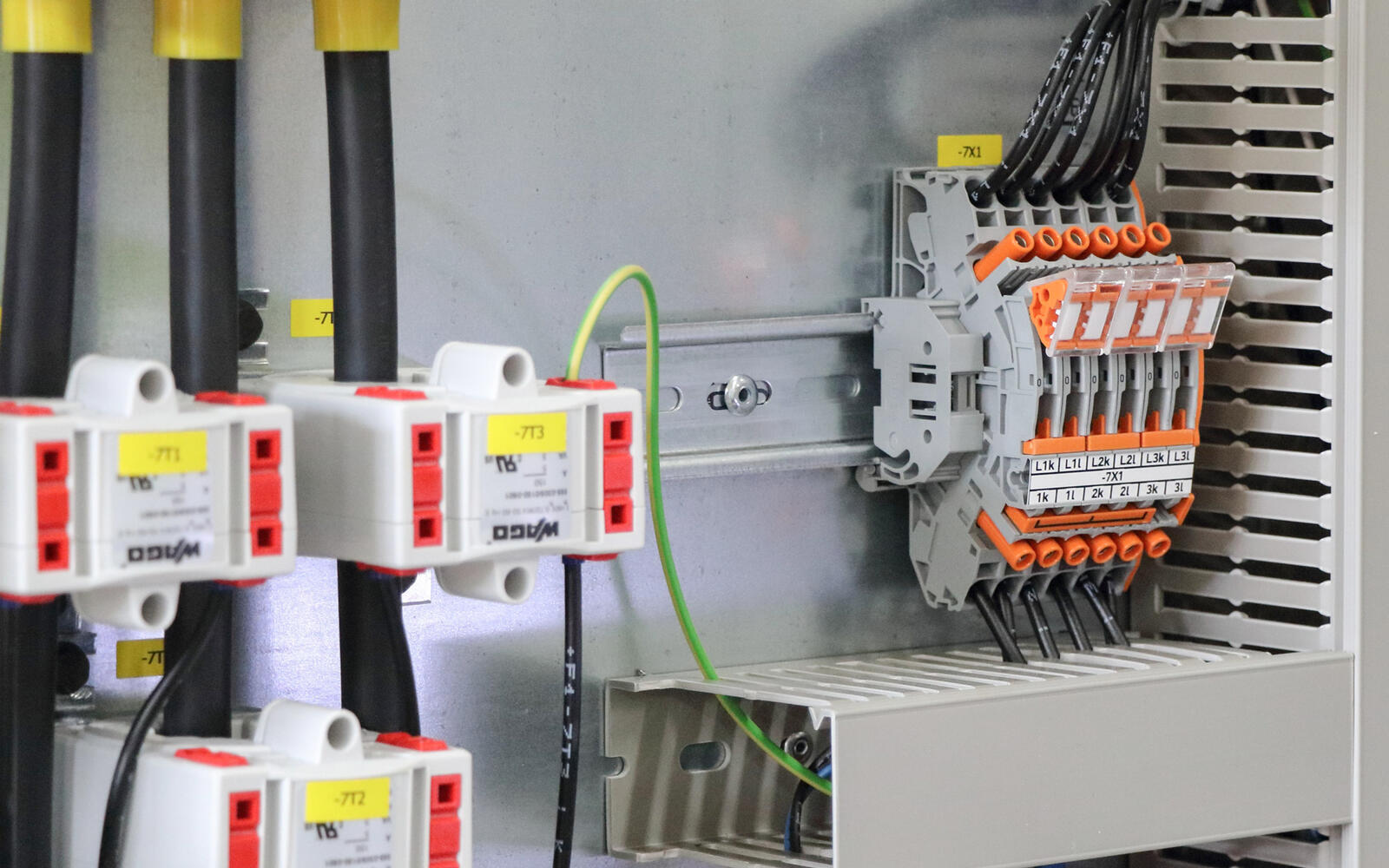 Customer Application Manufacturing Terminal Block Systems For All customer-application-manufacturing-terminal-block-systems-for-all