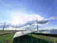 energy_windraeder_solarpanel_himmel_sonne_gegenlicht_fotolia_90524193_2000x1500.jpg