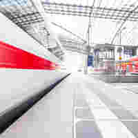 railway_bahnhof_zug_bahnsteig_fotolia_65801186_2000x2000.jpg
