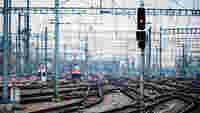 railway_zug_bahn_schienen_ampel_2000x1125.jpg