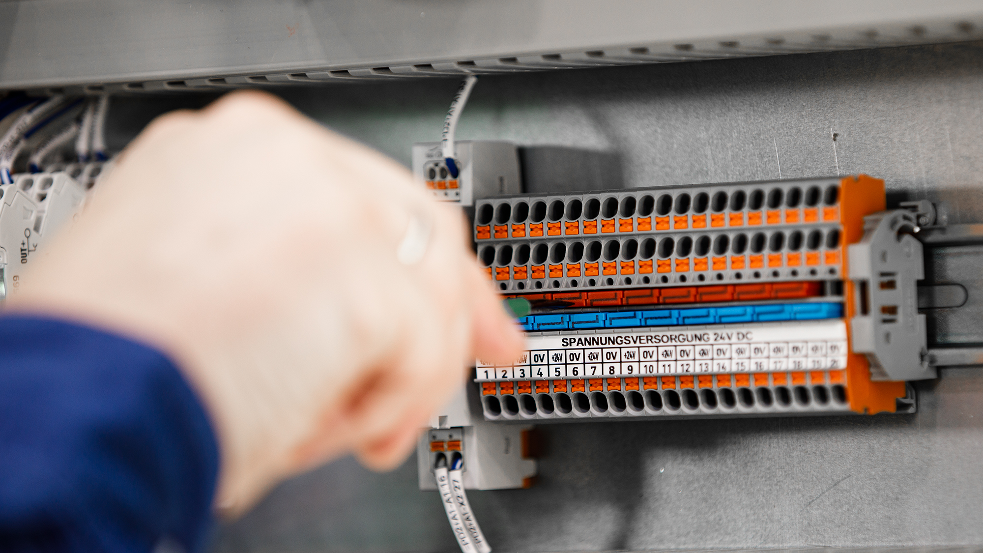 Practical Tip – WAGO Continuous Jumpers for Control Cabinets | WAGO